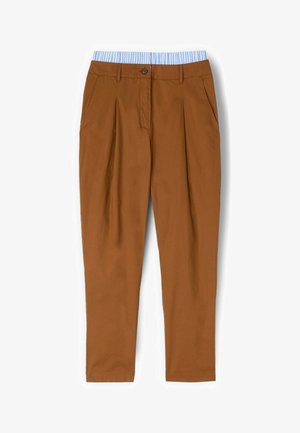 Brune taperede bukser med frontplisser, sidelommer, bæltestropper og knaplukning, med en blå og hvid stribet linning i taljen.