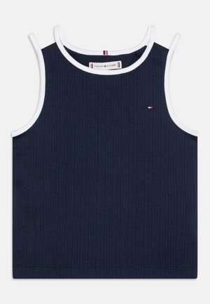 Ærmeløs navy-ribbet crop top med hvid kant ved halsudskæringen og ærmegab, lille Tommy Hilfiger-logo på brystet.