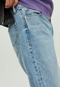 Ljust tvättade denimjeans med rak passform, som har sidofickor, kontrasterande sömmar och en standardmidja.