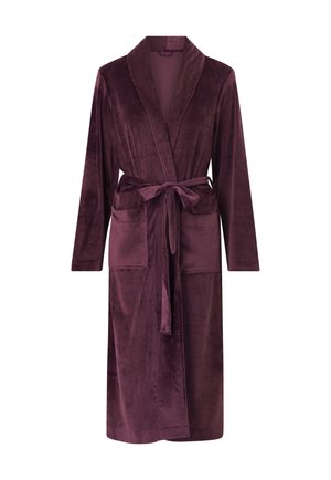 Lang, bourgognerød velourbadekåbe med sjalskrave, to forreste påsatte lommer, lange ærmer og bånd til at binde i taljen.
