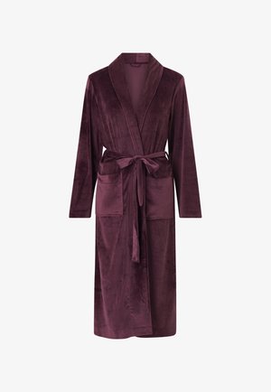 Lang, bourgognerød velourbadekåbe med sjalskrave, to forreste påsatte lommer, lange ærmer og bånd til at binde i taljen.