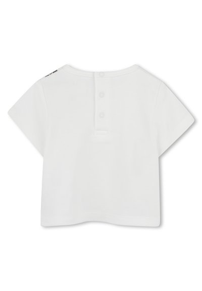 Witte t-shirt met korte mouwen, een ronde halslijn en drie knopen op de rug. Zacht katoenen stof zonder patroon of graphics.