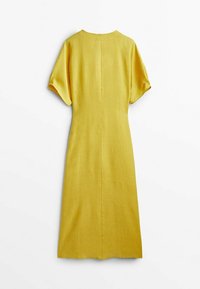 Robe en lin jaune avec des manches kimono courtes, un col rond et une silhouette droite. Présente une couture au dos au centre.