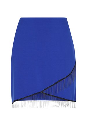 Mėlyna prigludusi sijonas su diagonalia juoda pūsteliu detale palei apačią, pagamintas iš lygaus audinio su šiek tiek blizgesio.