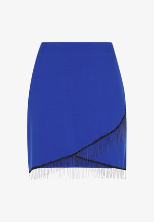 Zila pieguļoša svārku detalizācija ar diagonālu melnu fringu ap apakšmalu, izgatavota no gludas auduma ar nelielu spīdumu.