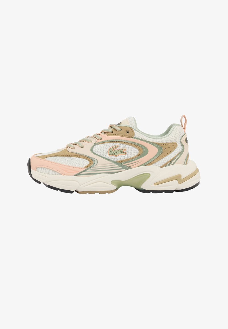 Klinkerachtige sneaker in beige, lichtroze en groene tinten met mesh- en leren panelen, gebrandmerkt met een krokodillenlogo aan de zijkant.