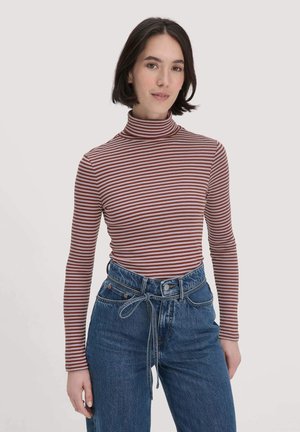 Gestreifter Rollkragenpullover in Burgunderrot und Weiß, mit langen Ärmeln und figurbetontem Design. Kombiniert mit hochtaillierten, lockeren blauen Jeans aus Denim.