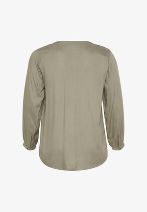 Blusa de manga larga color verde oliva con escote redondeado, mangas fruncidas y una textura suave y ligeramente brillante. Diseño sencillo sin estampados.