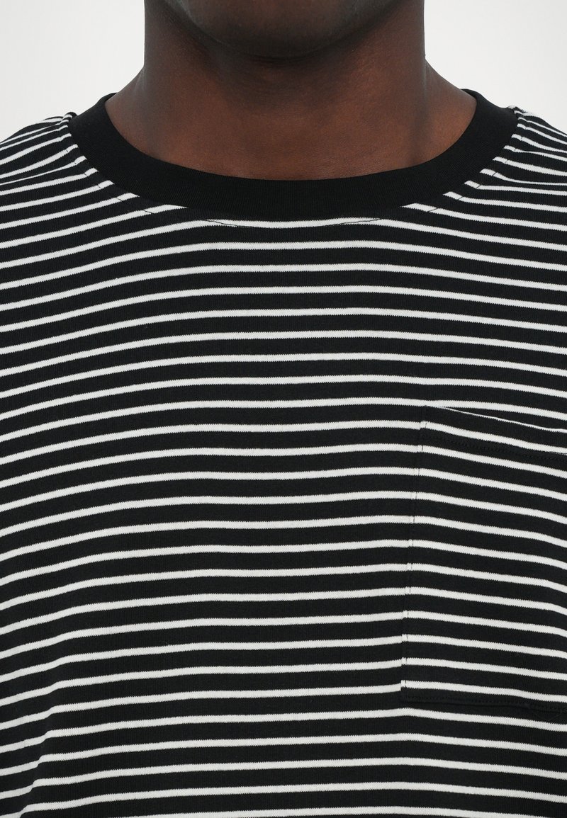 Schwarz-weiß gestreiftes T-Shirt mit Rundhalsausschnitt und kleiner Brusttasche, aus glattem Stoff gefertigt, mit gleichmäßigen horizontalen Streifen.