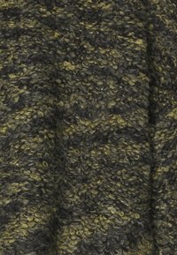 Tissu texturé dans des tons foncés de noir et vert, présentant une surface duveteuse et bouclée avec un motif subtil et une profondeur.