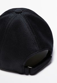 Cappello di pile nero con una corona arrotondata, che presenta pannelli cuciti e una tracolla regolabile sul retro per la misura.