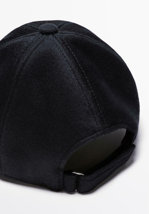 Sort fleece-hat med en rund top, der viser syede paneler og en justerbar rem bagpå til tilpasning.