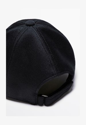 Czarna czapka z polaru o zaokrąglonej koronie, z szytymi panelami i regulowanym paskiem z tyłu do dostosowania rozmiaru.