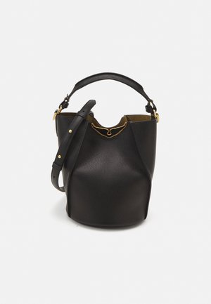 Bolso de cubo negro de cuero con un acabado texturizado, acentos de hardware dorado y parte superior abierta. Cuenta con un asa corta y una correa de hombro ajustable.