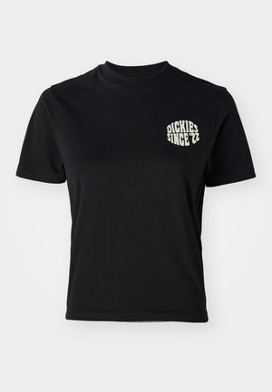 Czarna bawełniana koszulka z okrągłym dekoltem i krótkimi rękawami; posiada jasnoszary nadruk "DICKIES SINCE '22" na lewej piersi.