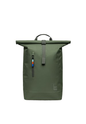 Grøn rulle-top rygsæk med lomme med lodret lynlås foran og "GOT BAG" logo i nederste højre hjørne.