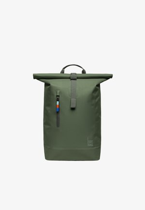 Grøn rulle-top rygsæk med lomme med lodret lynlås foran og "GOT BAG" logo i nederste højre hjørne.