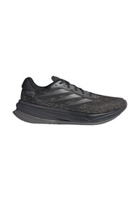 Chaussure de sport noire avec un dessus texturé, présentant des accents gris et un design à trois rayures. Semelle rembourrée avec une forme aérodynamique pour des performances optimales.