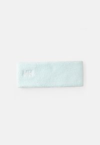 Fleesband i ljusblått med mjuk textur. Har en vit logotyp broderad på ena sidan. Rektangulär form, lämplig för kallt väder.