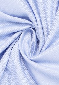 Lichtblauwe stof met een gestructureerd ruitpatroon, zachte afwerking en gladde randen, weergegeven in een gedraaide, gelaagde opstelling.