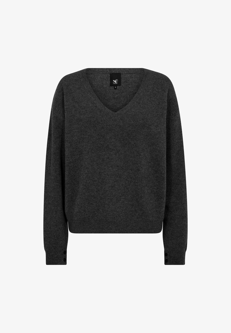 Pull gris foncé à manches longues et col en V, avec poignets et ourlet côtelés, orné de deux petits boutons sur chaque poignet.