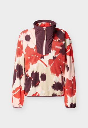 Sudadera de forro polar con estampado floral en colores rojo, crema y púrpura oscuro, con cremallera de cuarto y logo de Columbia en el pecho.