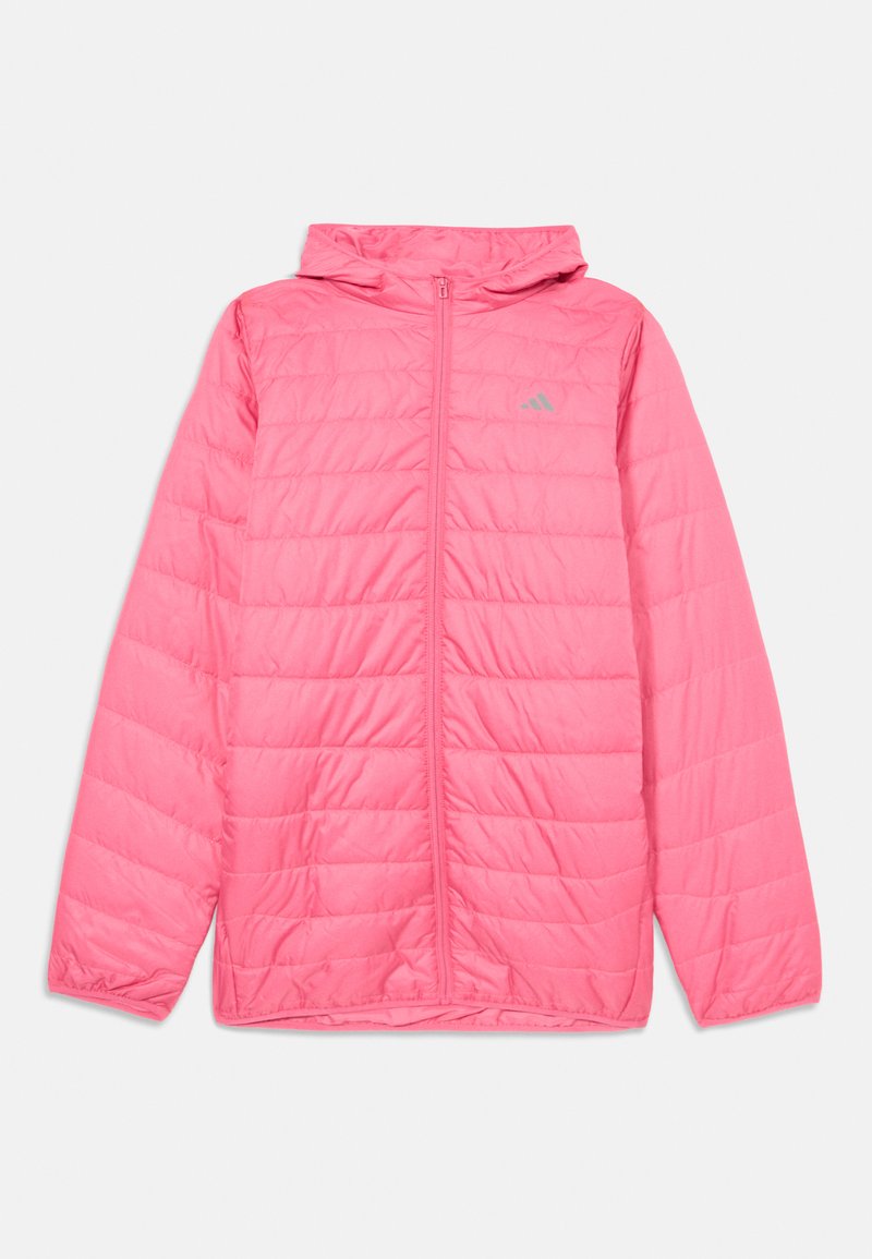 Veste à capuche matelassée rose avec fermeture éclair à l'avant et logo subtile sur la poitrine, présentée sur un fond blanc.