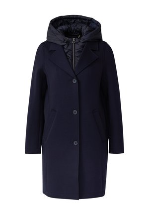 Granatowy płaszcz z kapturem, z zapięciem na guziki, bocznymi kieszeniami oraz pikowaną podszewką. Gładka tekstura i dopasowany krój.