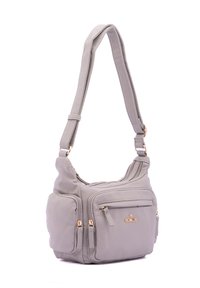 Borsa a spalla grigio chiaro realizzata in materiale testurizzato, dotata di numerose tasche con zip e rifiniture in tonalità oro. Include una tracolla regolabile.