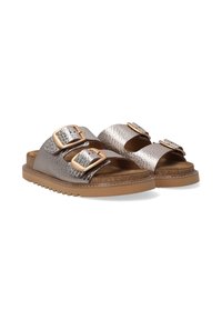 Metallisch silberne Sandalen mit zwei breiten Riemen, die große goldfarbene Schnallen aufweisen. Texturiertes Obermaterial und eine braune Gummisohle mit Rillen.