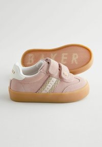 Roze suede cipele s bijelim potplatom i tkanim zlatnim prugama. Imaju čičak remen i gumeni potplat s ribljom kostom.