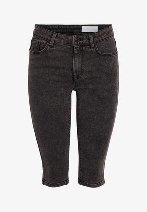 Pantalones cortos de mezclilla negra hasta la rodilla con un estilo clásico de cinco bolsillos, cremallera y cierre de botón. Textura ligeramente descolorida, diseño ceñido.