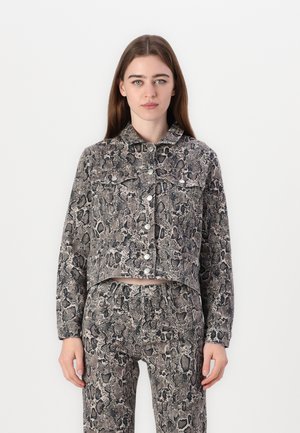 Avkuttet, knappet jakke i slangeutskrift med en blanding av svart, grått og beige toner; har to frontlommer og krage.