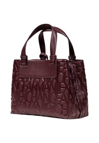 Sac à main en cuir bourgogne avec motif de logo en relief, forme structurée, deux poignées et fermoir à rabat. Fini texturé à la surface.