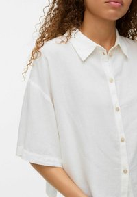 Vero Moda VMTHEA - Bluza s gumbima - snow white