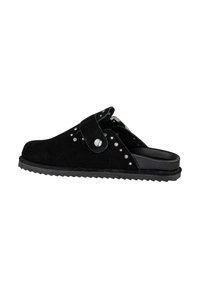 Scarpa slip-on in suede nero con punta arrotondata, cinturino regolabile, borchie in argento e suola in gomma nera testurizzata.
