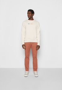 Tommy Hilfiger DENTON 1985 PIMA - Chinos - dark russet