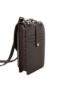 Brun crossbody-taske med krokodillemønster i lædertekstur, sølvfarvet hardware, lynlåslukning og detaljer på frontlommen. Justerbar rem inkluderet.