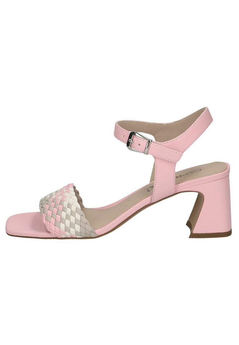 Sandalia de tacón en color rosa con una tira frontal trenzada en rosa claro, blanco y beige. Presenta una puntera cuadrada y una tira para el tobillo con hebilla.
