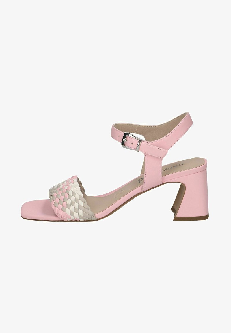 Sandalia de tacón en color rosa con una tira frontal trenzada en rosa claro, blanco y beige. Presenta una puntera cuadrada y una tira para el tobillo con hebilla.