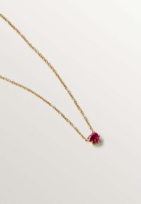 Collar de cadena de oro que presenta un colgante redondo de rubí facetado, situado en el centro, con un acabado pulido y una superficie reflectante sutil.