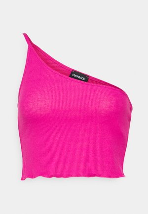 Fuksjowy prążkowany krótki top z jednym ramiączkiem, z surowym wykończeniem i teksturowaną powierzchnią. Etykieta widoczna przy dekolcie.