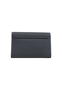Pochette a forma rettangolare nera con chiusura a soffietto, finitura opaca liscia e cuciture visibili lungo i bordi.