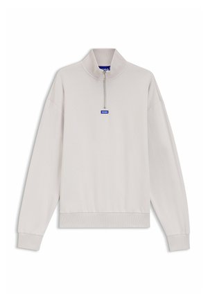 Hellgrauer Langarm-Pullover mit geripptem Stehkragen, Frontreißverschluss und blauem "HUGO" Logo-Etikett unter dem Reißverschluss.