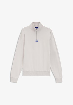 Pull-over à manches longues gris clair avec col montant côtelé, fermeture éclair avant et étiquette logo "HUGO" bleue sous la fermeture éclair.