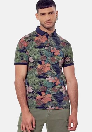 Polo shirt met bloemenpatroon, gekenmerkt door een donker marineblauwe basis, korte mouwen en een contrasterende kraag. Het materiaal lijkt lichtgewicht met een soepele textuur.