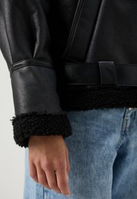 Vero Moda Petite VMJOANNA COATED JACKET - Μπουφάν από συνθετικό δέρμα - black