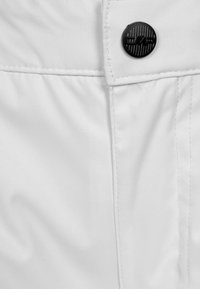 Hvide stofshorts med en glat tekstur, lige snit og en sort knap med ribbet overfladedetalje.