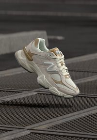 U9060 - Trainers - gold-coloured/beige