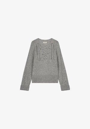 Grijze gebreide trui met een veteropening aan de voorkant, voorzien van metalen oogjes. Lange mouwen en geribbelde zoom en manchetten. Zachte textuur.